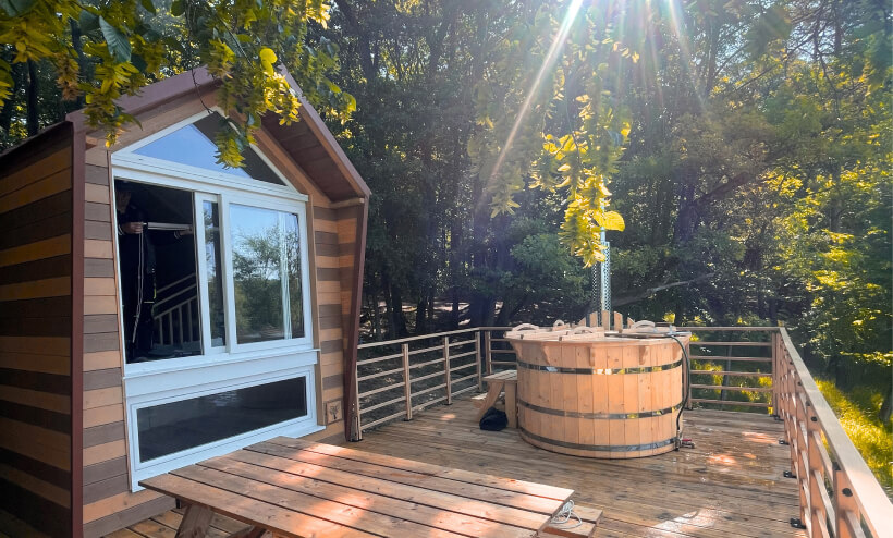 Une cabane élégante en forêt