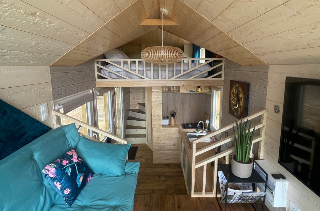 Une tiny house en bois dans la forêt du château