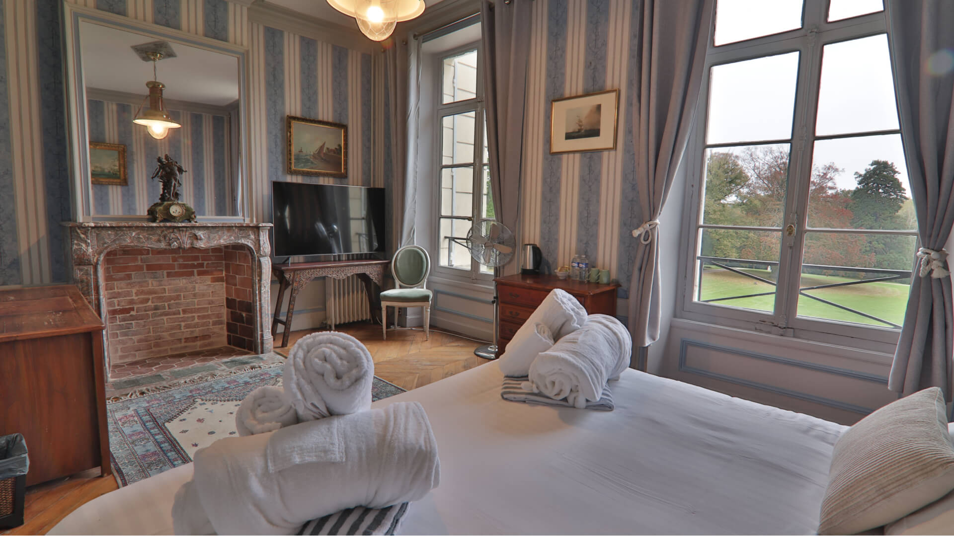 Chambre avec baignoire ou douche vue sur jardin